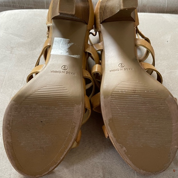 C.P. Women's Tan Leather Zip 4” High Heel Sandal Size 9M. - Picture 3 of 4